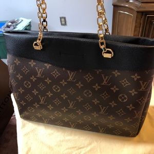 Louis Vuitton Pallas Tote perfect for Christmas.